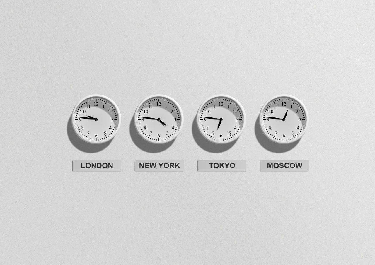airport clocks